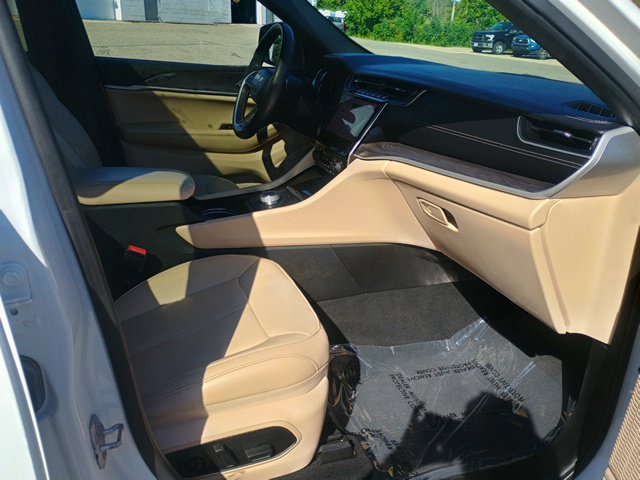 Used 2023 Jeep Grand Cherokee Limited AWD/4WD image 14