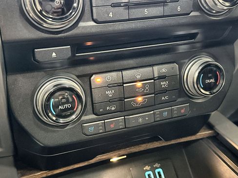 Used 2016 Ford F150 Platinum w/ Equipment Group 701A Luxury image 28