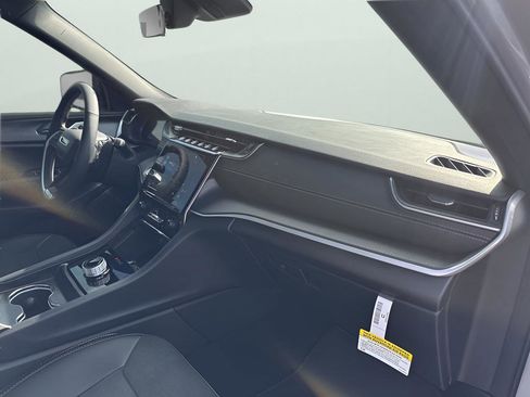 New 2025 Jeep Grand Cherokee Altitude image 13