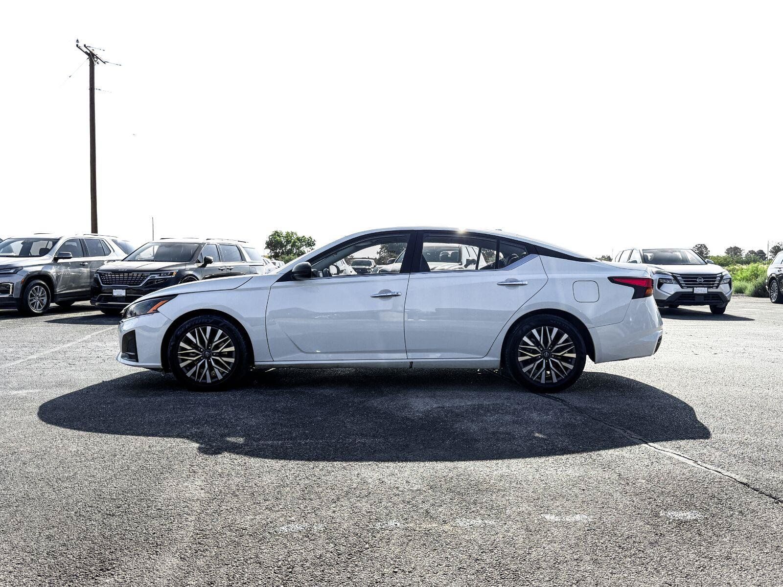 Used 2025 Nissan Altima 2.5 SV FWD image 13