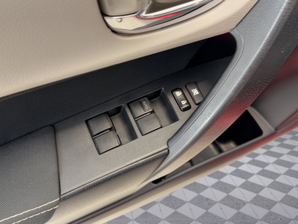 Used 2018 Toyota Corolla LE w/ Carpet Mat Package (TMS) FWD image 15