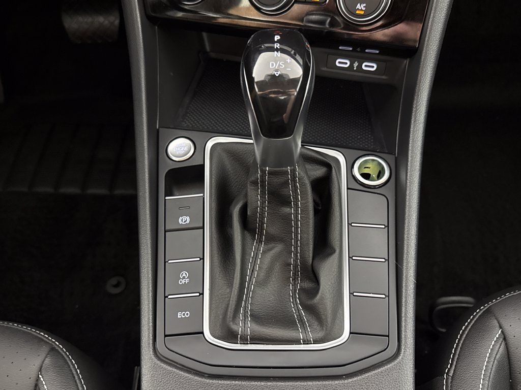 Used 2024 Volkswagen Jetta SE w/ Panoramic Sunroof Package FWD image 20