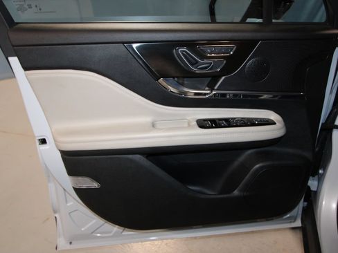 Used 2025 Lincoln Corsair AWD w/ Equipment Group 101A image 5
