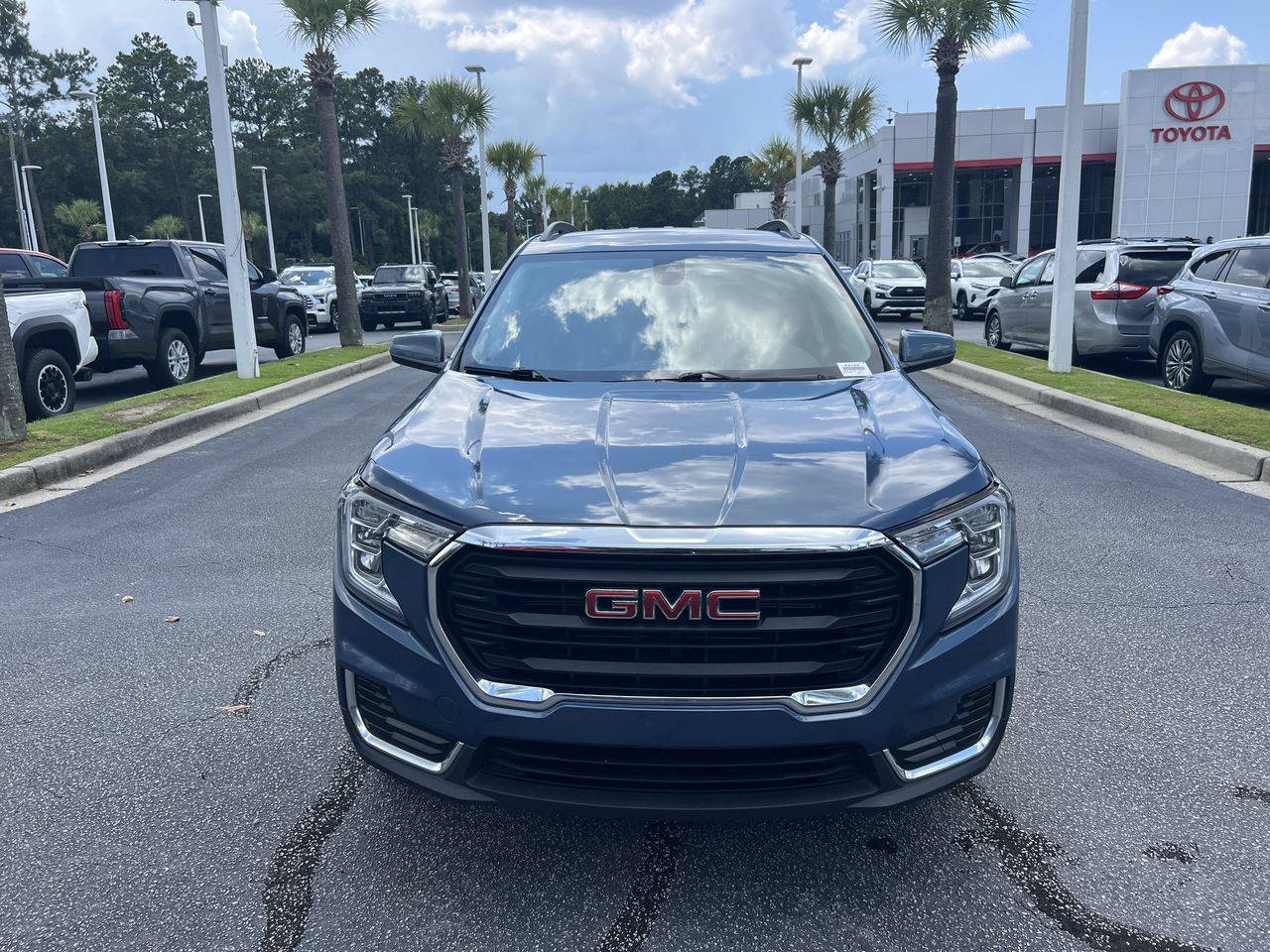Used 2024 GMC Terrain SLE w/ Driver Convenience Package AWD/4WD image 3