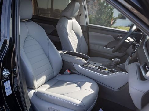 Used 2021 Toyota Highlander XLE image 32