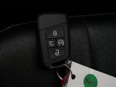 Used 2022 Volkswagen Tiguan SE image 29