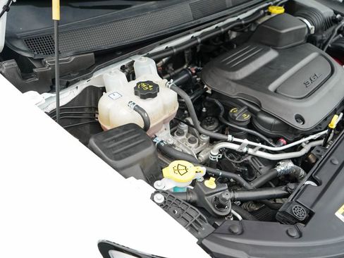 Used 2024 Chrysler Pacifica Touring-L FWD image 33