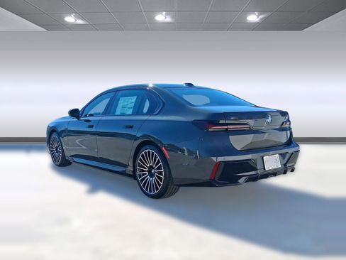 New 2026 BMW 750e xDrive image 3