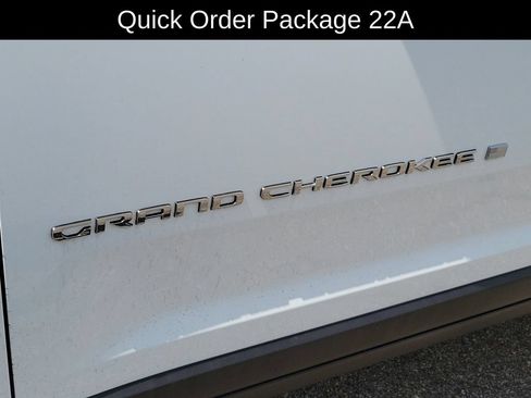 Used 2022 Jeep Grand Cherokee Laredo w/ Luxury Tech Group I AWD/4WD image 7