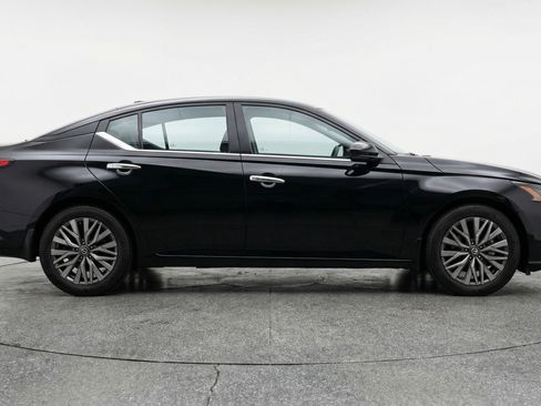 Used 2025 Nissan Altima 2.5 SV image 11