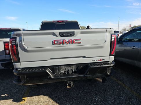 Used 2025 GMC Sierra 2500 AT4X image 6