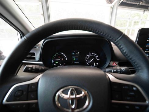 Used 2023 Toyota Sienna XLE w/ XLE Plus Package AWD/4WD image 15