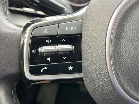 Certified 2024 Kia Carnival LX image 32