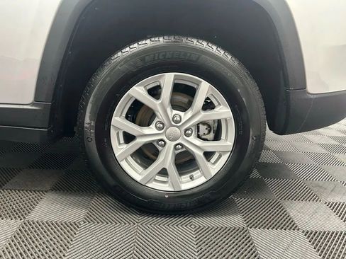 Used 2023 Jeep Grand Cherokee Limited image 23