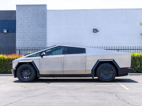 Used 2024 Tesla Cybertruck AWD Crew Cab image 4