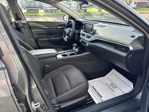 Used 2024 Nissan Altima 2.5 SV image 14