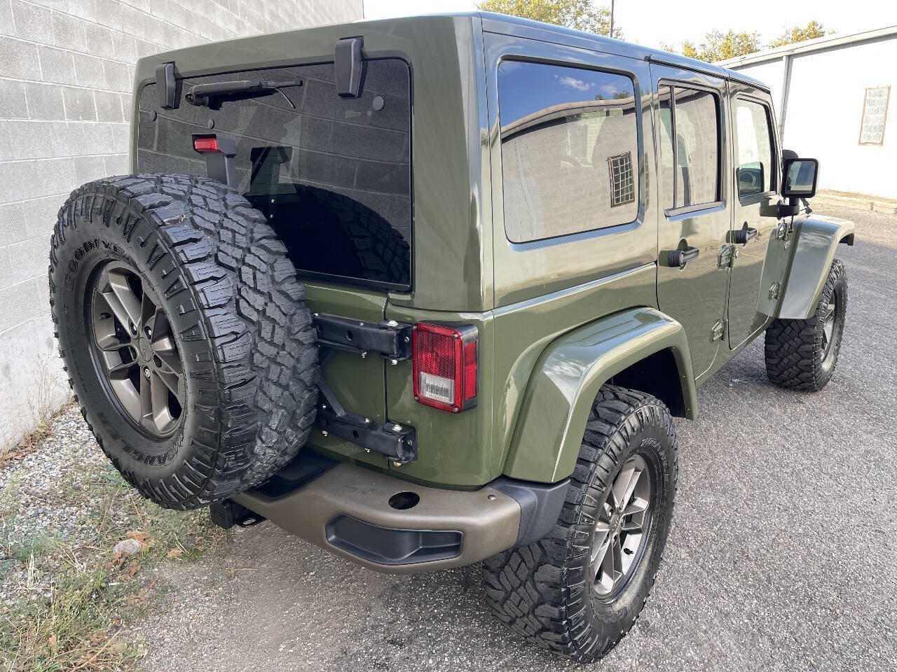 Used 2016 Jeep Wrangler Unlimited Sahara AWD/4WD image 4