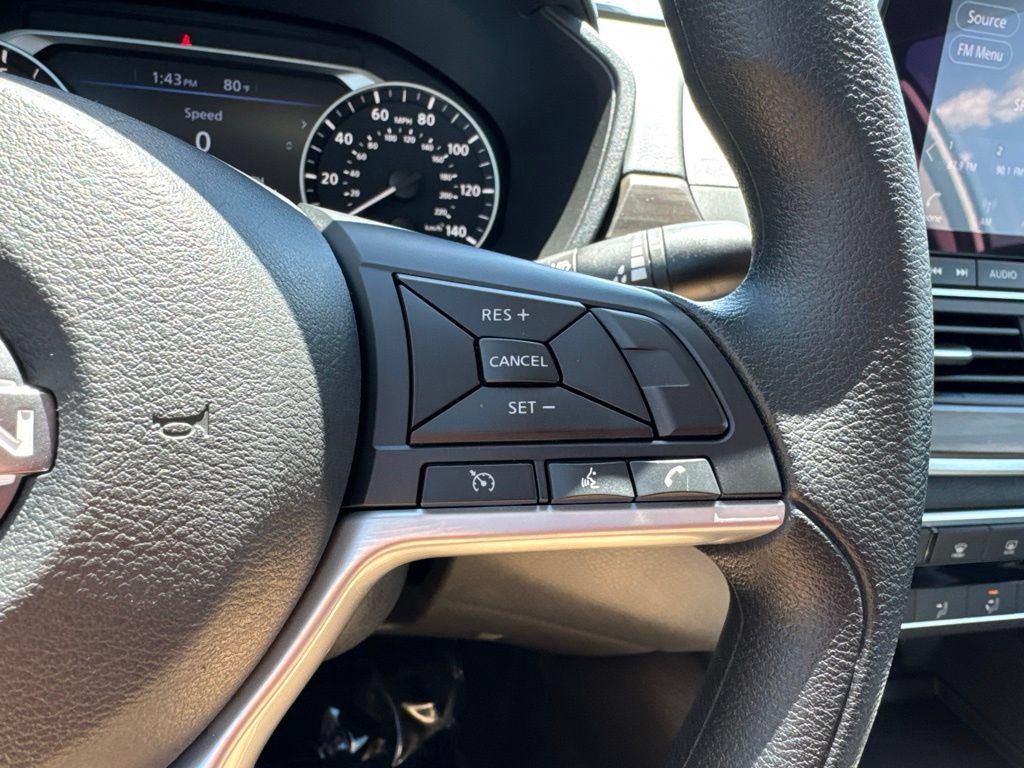 Used 2025 Nissan Altima 2.5 SV FWD image 11