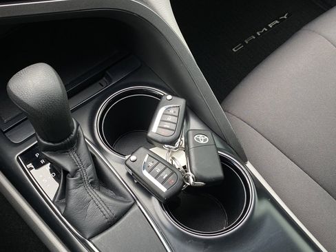 Used 2018 Toyota Camry LE image 16