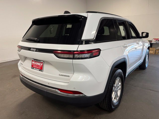Used 2023 Jeep Grand Cherokee Laredo AWD/4WD image 3