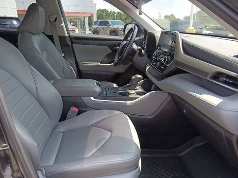 Used 2022 Toyota Highlander XLE AWD/4WD image 33