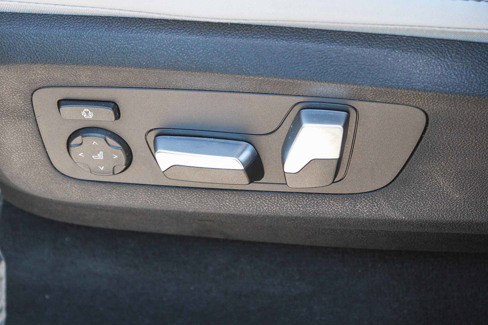 Used 2026 BMW X5 xDrive40i w/ M Sport Package AWD/4WD image 17
