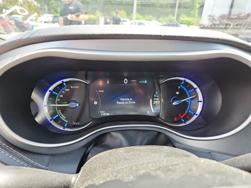 Used 2021 Chrysler Pacifica Touring-L w/ Uconnect Theater Family Group FWD image 9