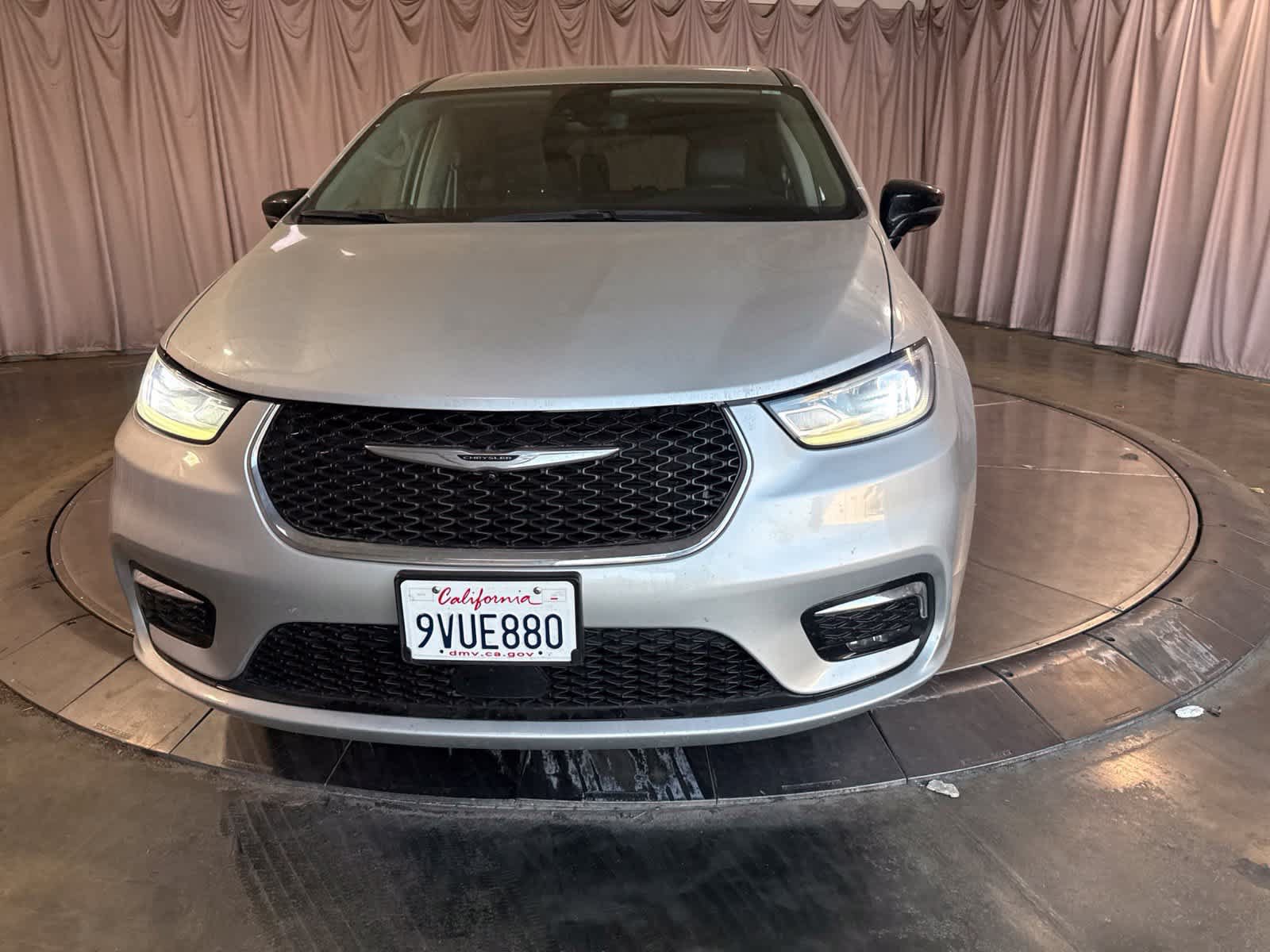 Used 2024 Chrysler Pacifica Touring-L FWD image 2