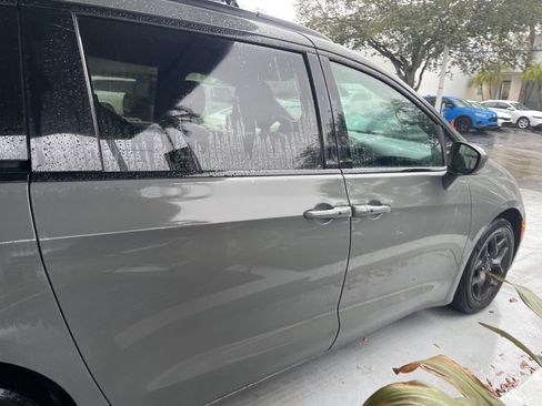 Used 2020 Chrysler Pacifica Touring-L Plus image 4