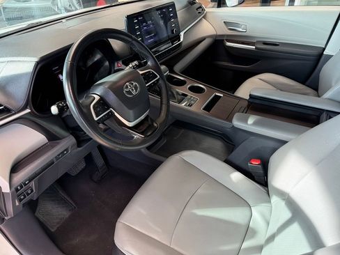 Used 2023 Toyota Sienna XLE image 13