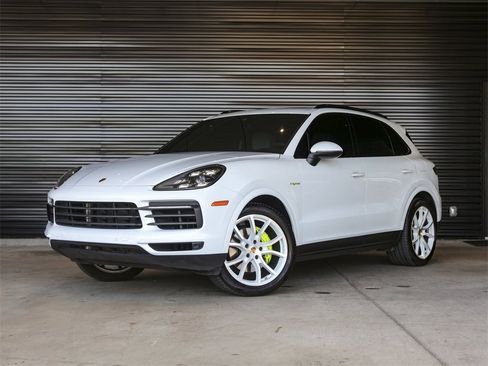 Certified 2023 Porsche Cayenne Platinum Edition image 1
