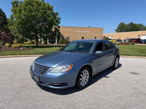Used 2011 Chrysler 200 Touring FWD image 1