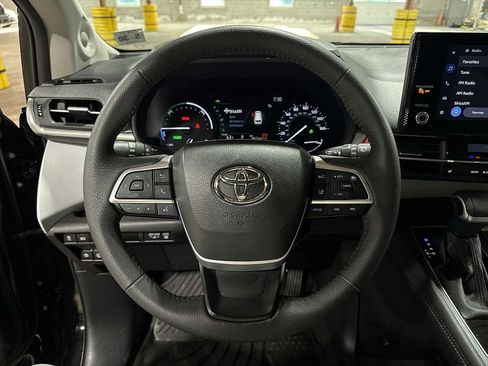 Used 2025 Toyota Sienna XLE w/ XLE Plus Package AWD/4WD image 19