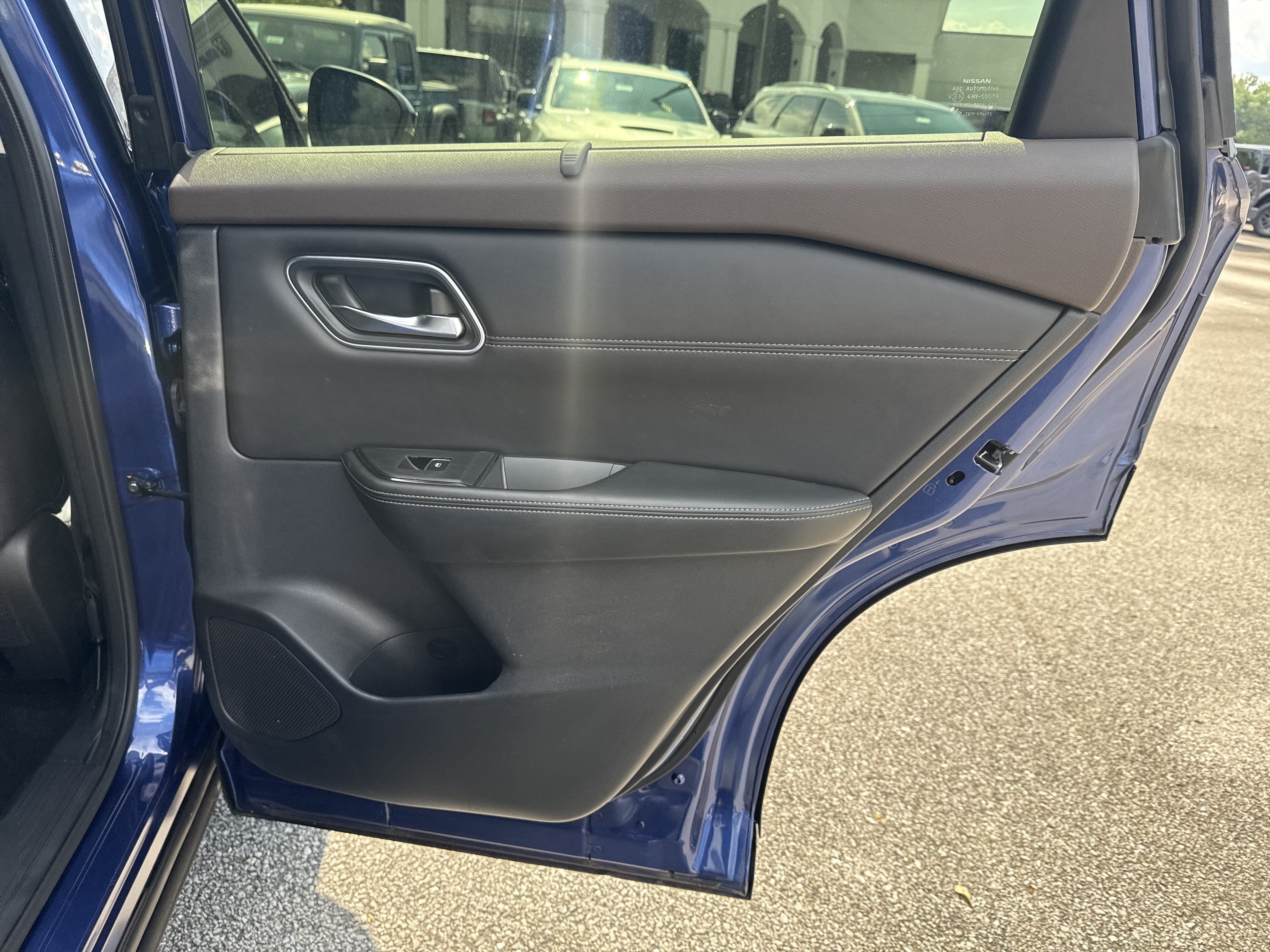 Used 2023 Nissan Rogue Platinum FWD image 16