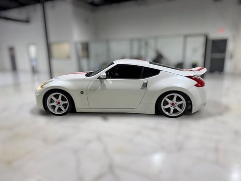 Used 2017 Nissan 370Z Coupe RWD image 8