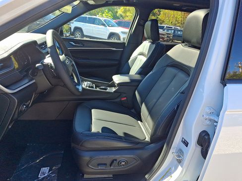 New 2025 Jeep Grand Cherokee Limited image 8