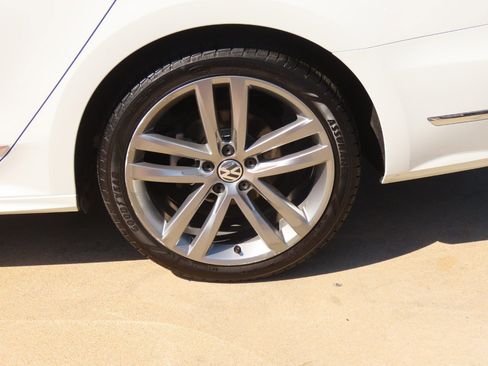 Used 2017 Volkswagen Passat 1.8T R-Line w/ R-Line Lighting Package image 17