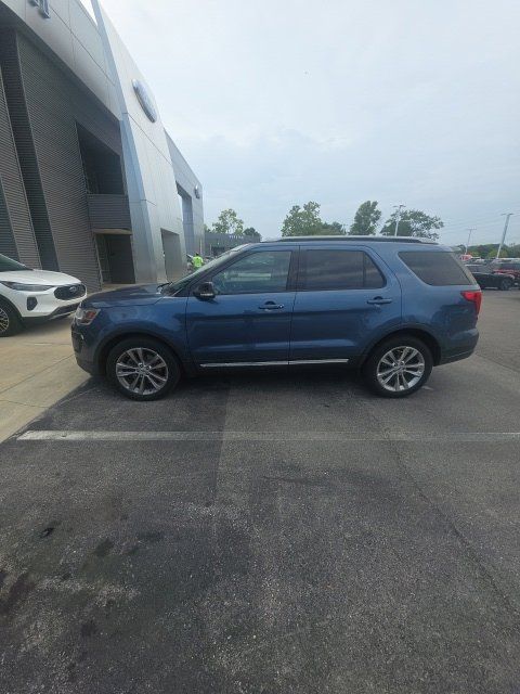 Used 2018 Ford Explorer XLT w/ Equipment Group 202A AWD/4WD image 8