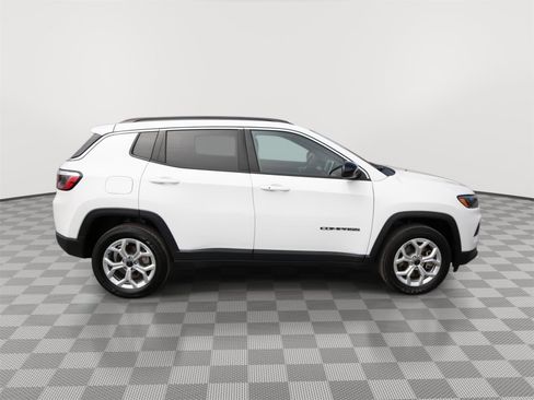 Used 2025 Jeep Compass Latitude image 4