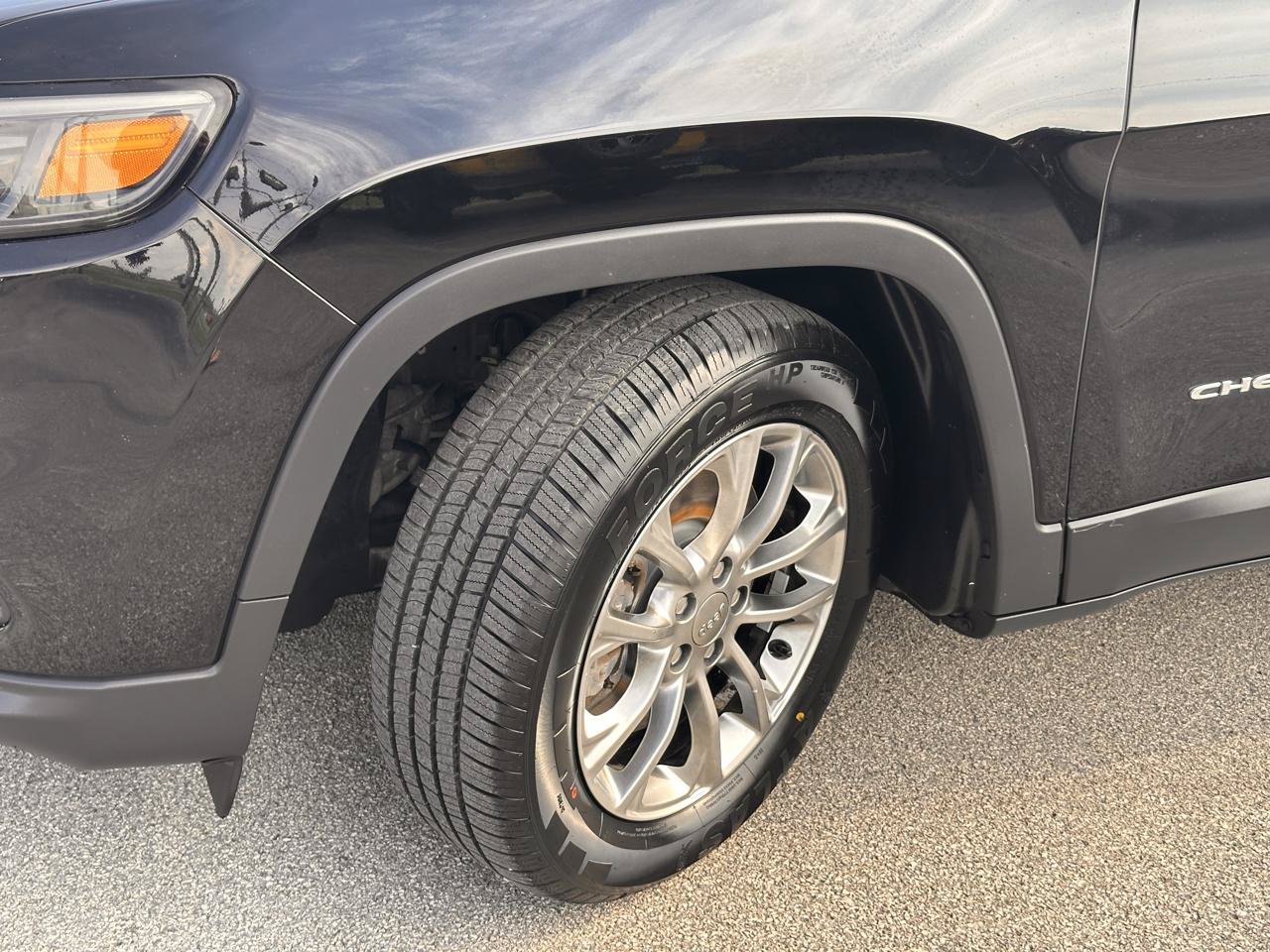 Used 2019 Jeep Cherokee Latitude Plus w/ Comfort/Convenience Group FWD image 11