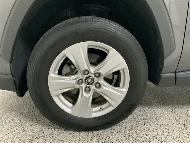 Used 2021 Toyota RAV4 LE AWD/4WD image 10