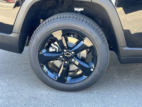 Used 2025 Jeep Grand Cherokee L Limited w/ Black Appearance Package image 5