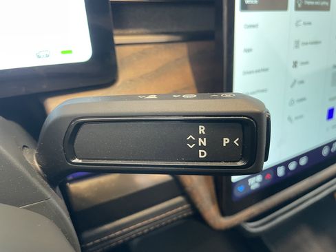 Used 2025 Rivian R1S Premium image 20