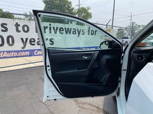 Used 2018 Toyota Corolla LE FWD image 11