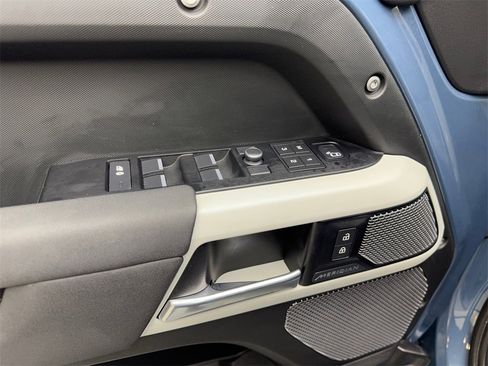 Used 2020 Land Rover Defender 110 SE image 31