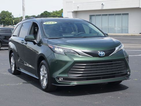 Used 2025 Toyota Sienna XLE w/ XLE Plus Package AWD/4WD image 25