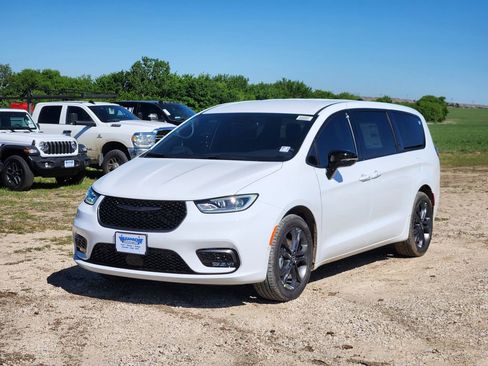 New 2026 Chrysler Pacifica Select image 2