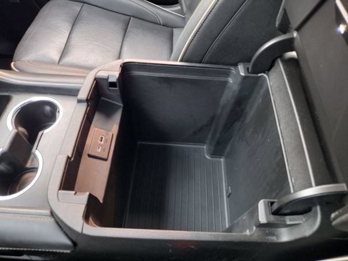 Used 2022 Chevrolet Suburban Premier AWD/4WD image 32