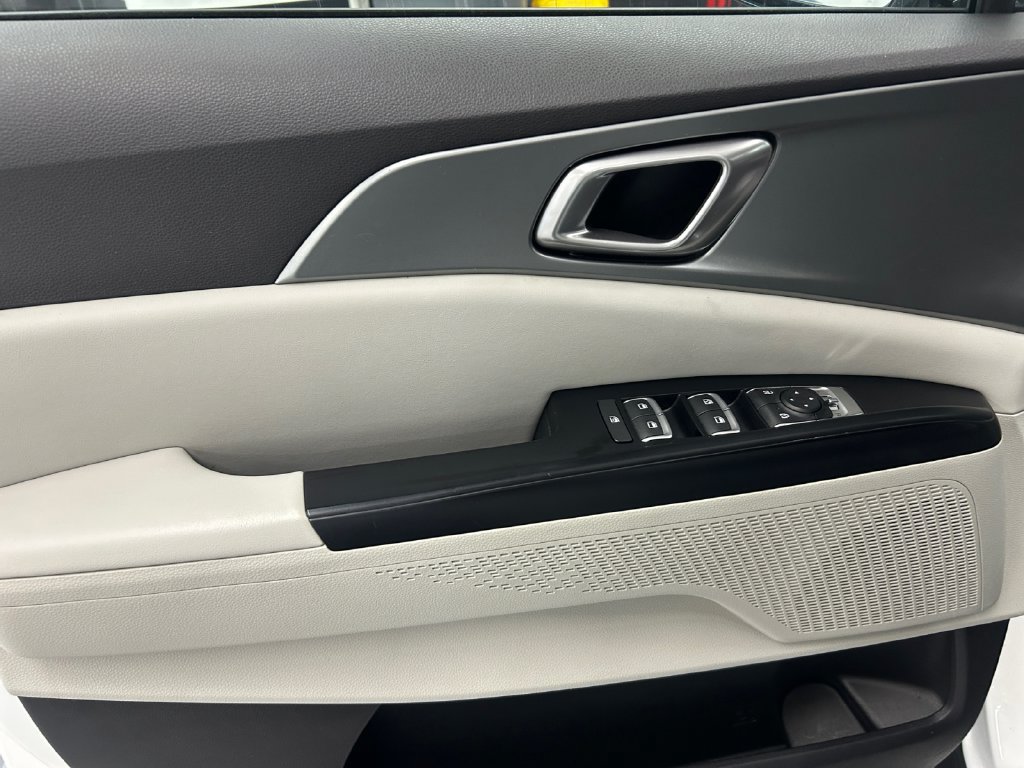 Used 2022 Kia Carnival LX FWD image 24