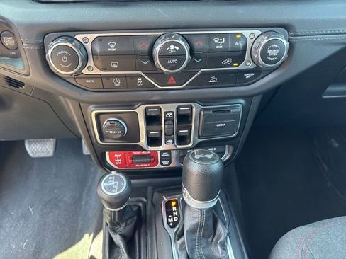 Used 2024 Jeep Wrangler Unlimited Rubicon AWD/4WD image 33